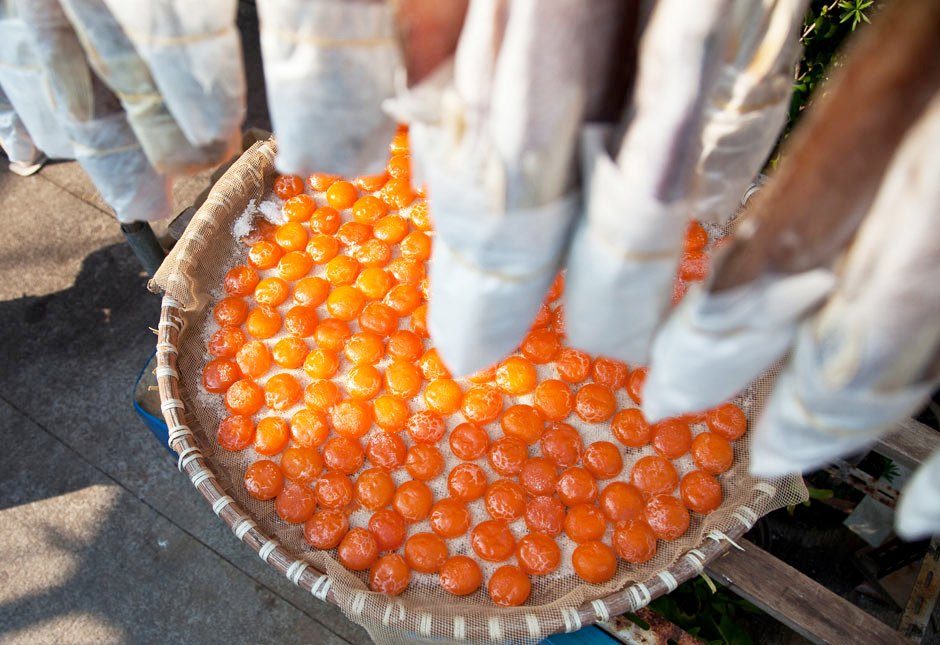 ไข่เค็ม Phoenix Lava · ตากแห้งใต้แดดในตะกร้าไม้ไผ่ · วิธีดั้งเดิม Hong Kong Tai O · Hand-cured salted egg yolks